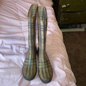 Authentic Burberry used rain boots. These are perfect for Spring season!